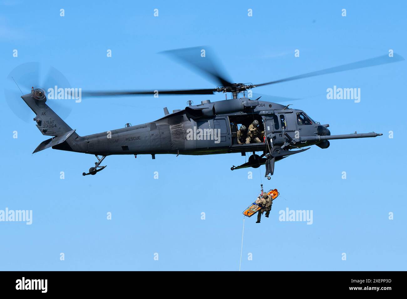 Des aviateurs du 76e escadron de sauvetage de la Garde nationale aérienne de l'Alaska effectuent un exercice d'entraînement pour la conférence d'orientation civile Oint 95 à joint Banque D'Images