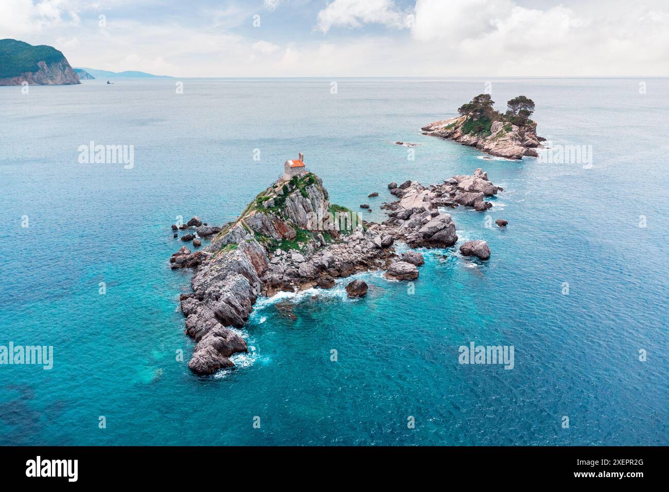 La beauté pittoresque du Monténégro avec une photo par drone de Sveta Nedjelja et des îles Katic près de Petrovac, mettant en valeur leurs falaises rocheuses et leur petite église au sommet Banque D'Images