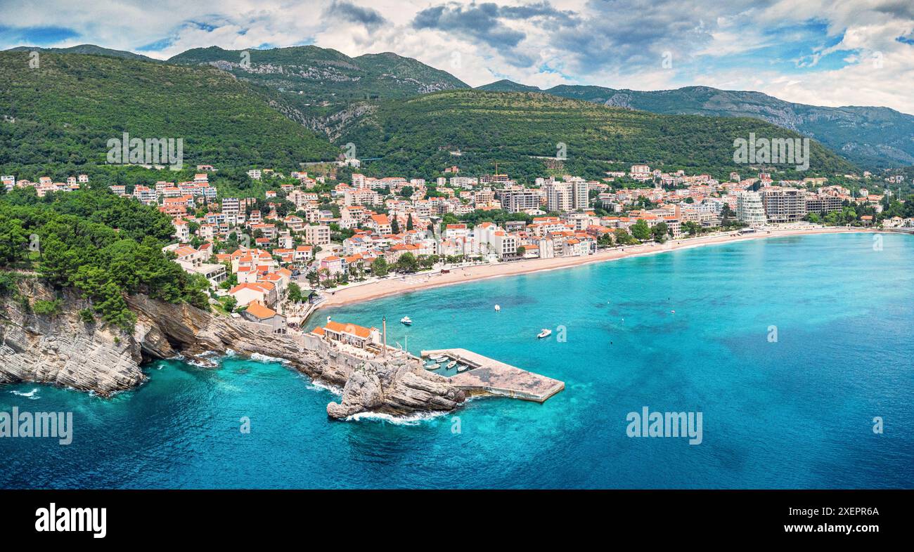 La beauté pittoresque du littoral de Petrovac au Monténégro, avec sa baie pittoresque, sa plage et son paysage urbain historique capturés d'en haut. Banque D'Images