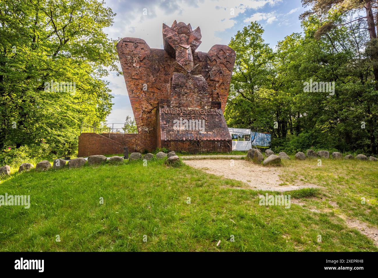 Le Niedersachsenstein a été achevé en 1922 sur une conception de l'architecte Bernhard Hoetger, qui a également conçu le Böttcherstraße de Brême, et est d'une importance historique artistique particulière en tant que grande sculpture expressionniste. AM Thiergarten, Worpswede, basse-Saxe, Allemagne Banque D'Images