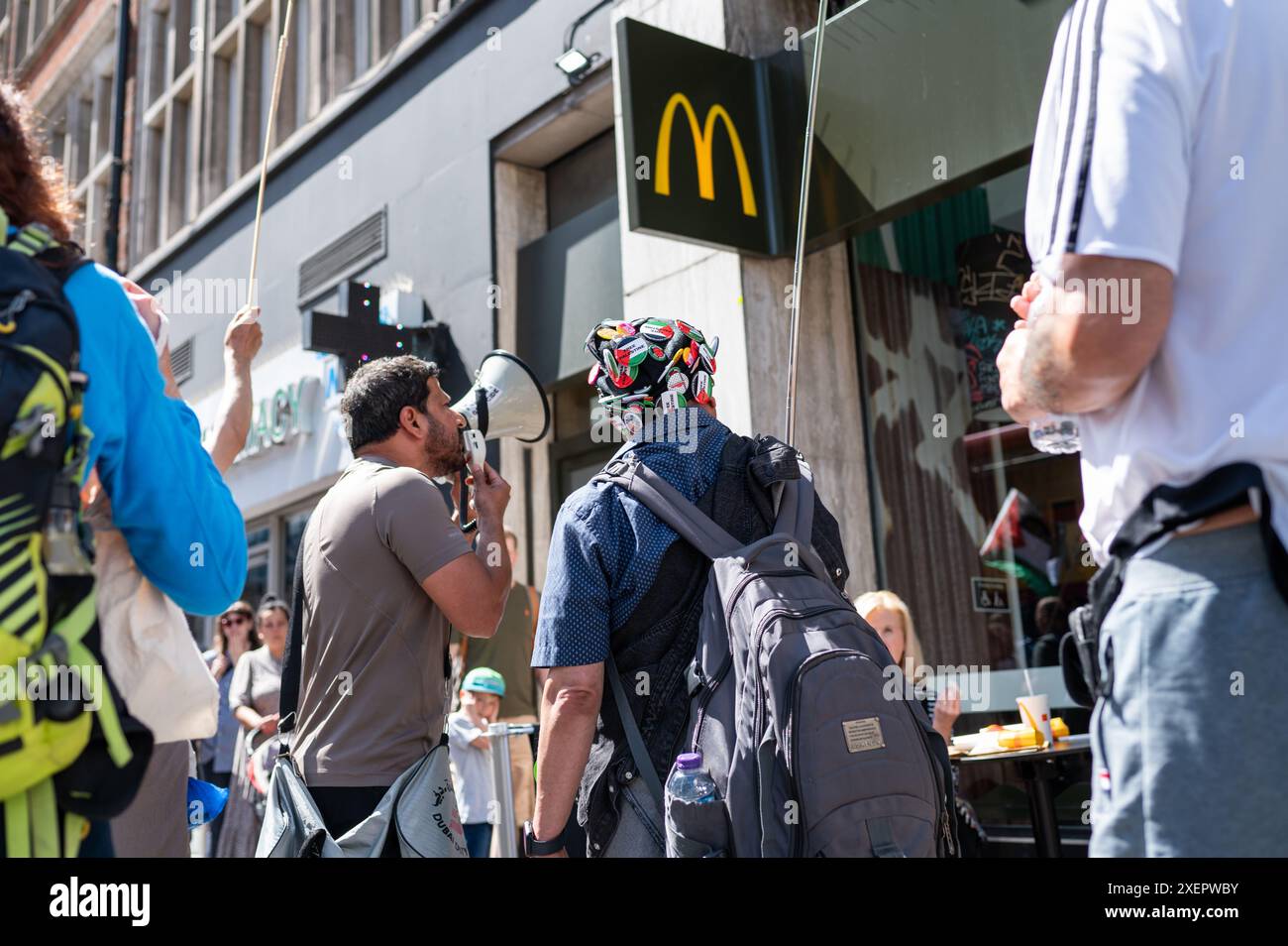 Londres, Royaume-Uni. 29 juin 2024. Des manifestants pro-palestiniens scandent des slogans contre McDonalds. Crédit : David Tramontan / Alamy Live News Banque D'Images