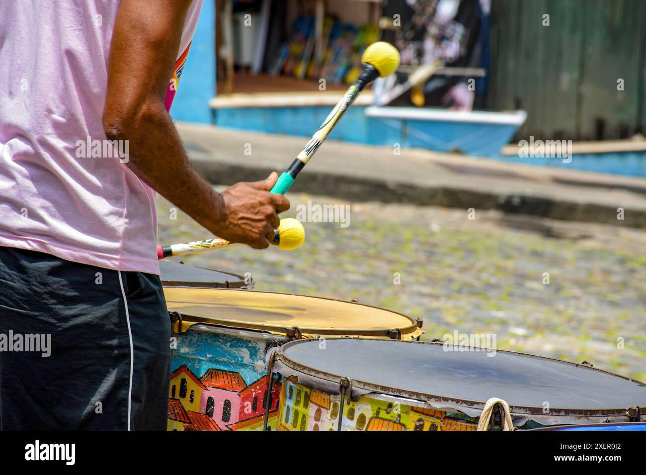 Batteur avec des tambours colorés sur les pentes de Pelourinho dans la ville de Salvador, Bahia Banque D'Images