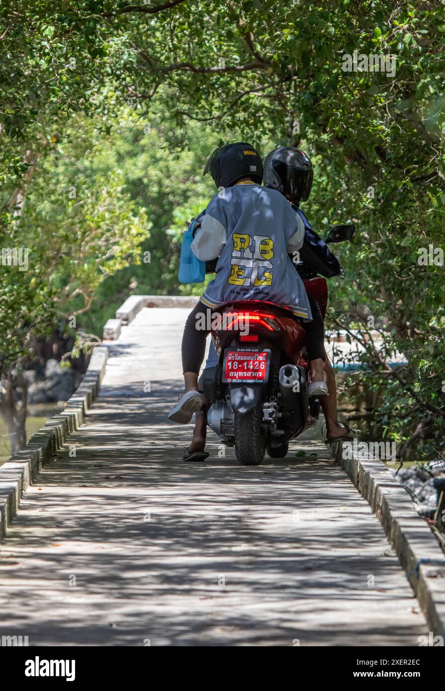 en moto sur chemin Banque D'Images