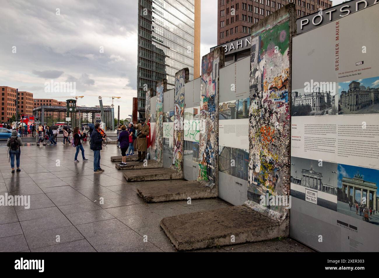 BERLIN, ALLEMAGNE - 6 AOÛT 2016 : vestiges du mur de Berlin construit pendant la guerre froide en Allemagne avec des visiteurs Banque D'Images