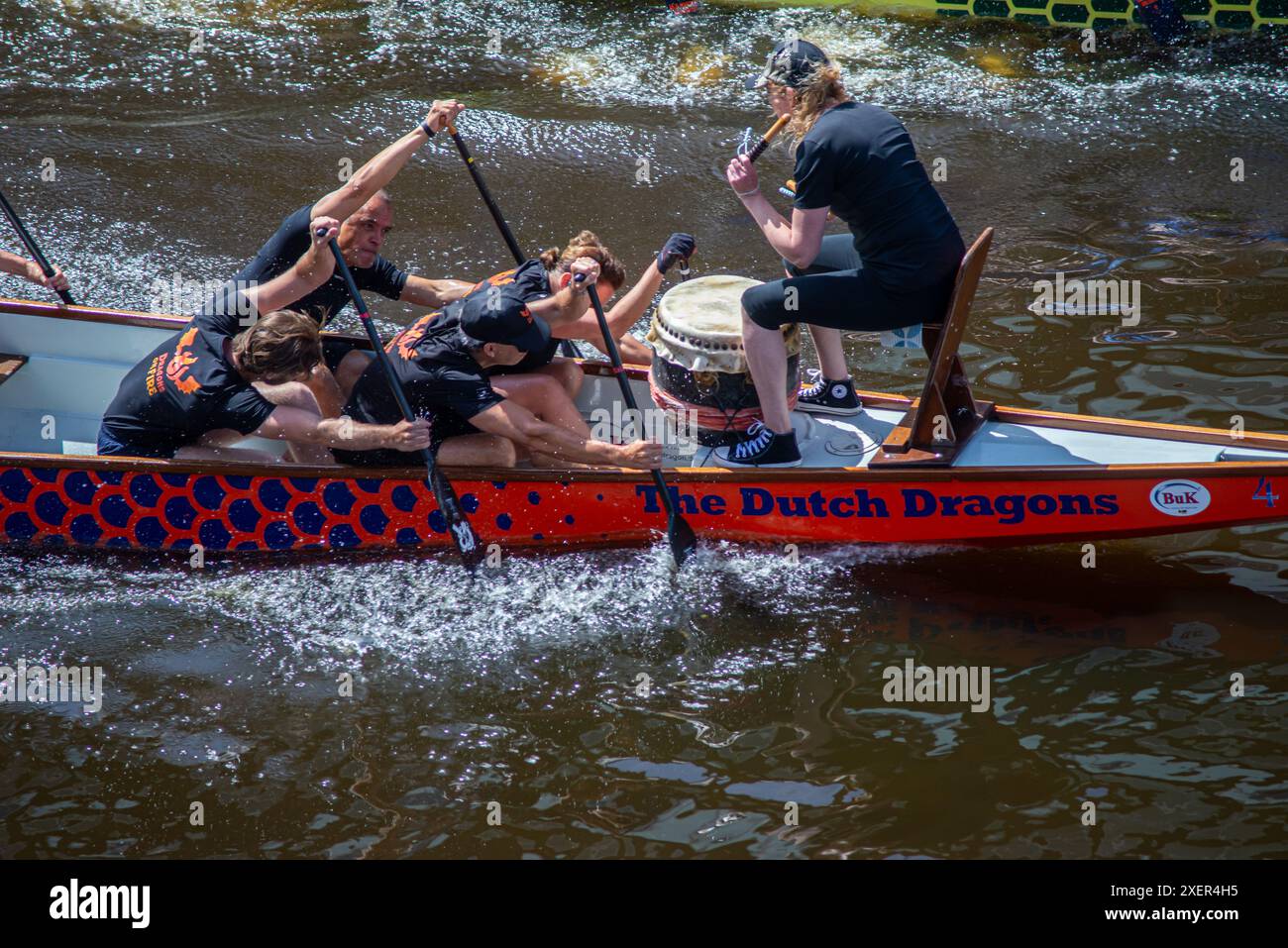 29. 06. 2024 : Leyde, pays-Bas, COURSES traditionnelles DE BATEAUX-DRAGONS ROUGES dans le canal de Leyde, les équipes d'aviron s'affrontent dans les longs bateaux Banque D'Images