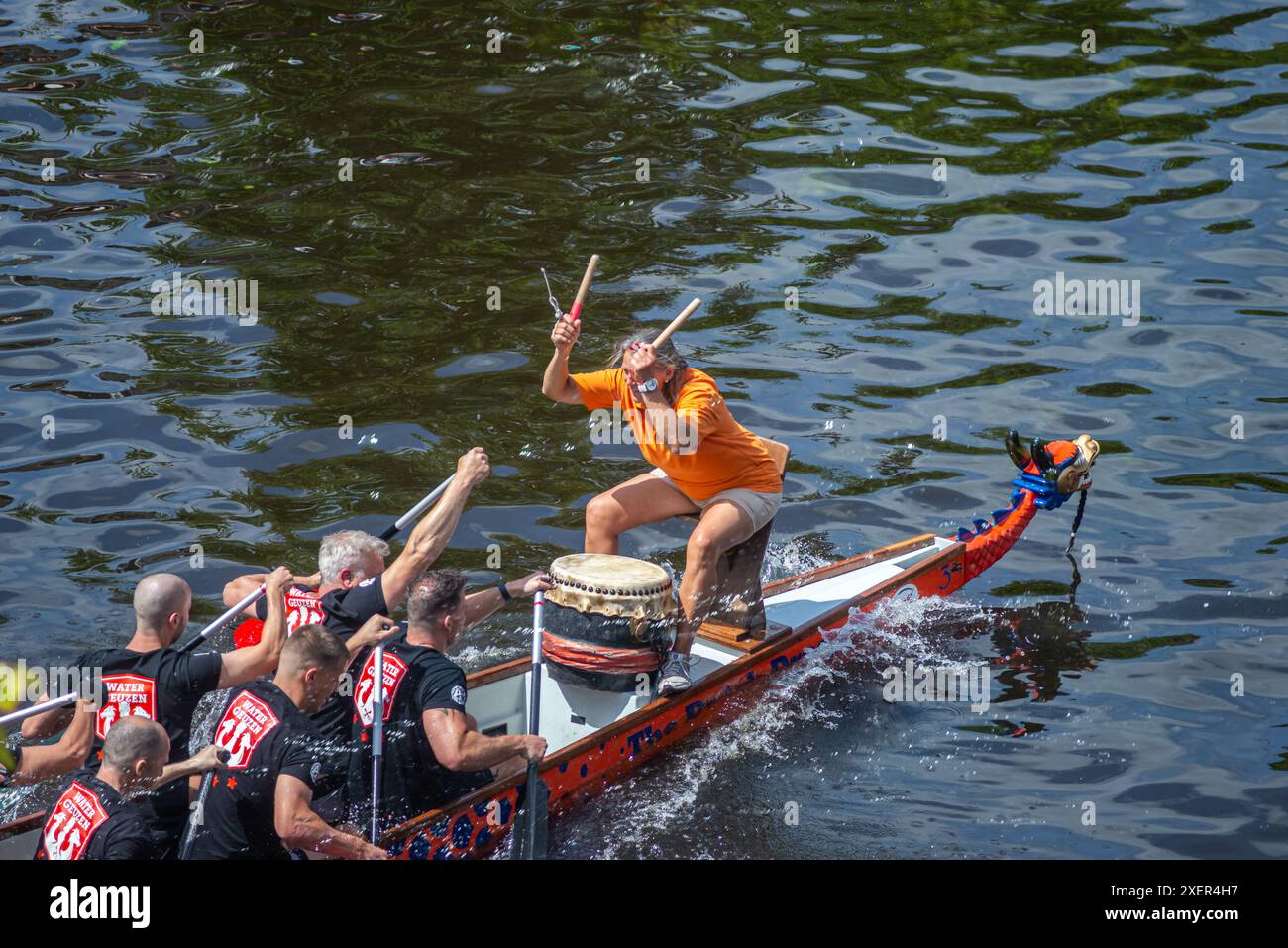 29. 06. 2024 : Leyde, pays-Bas, COURSES traditionnelles DE BATEAUX-DRAGONS ROUGES dans le canal de Leyde, les équipes d'aviron s'affrontent dans les longs bateaux Banque D'Images