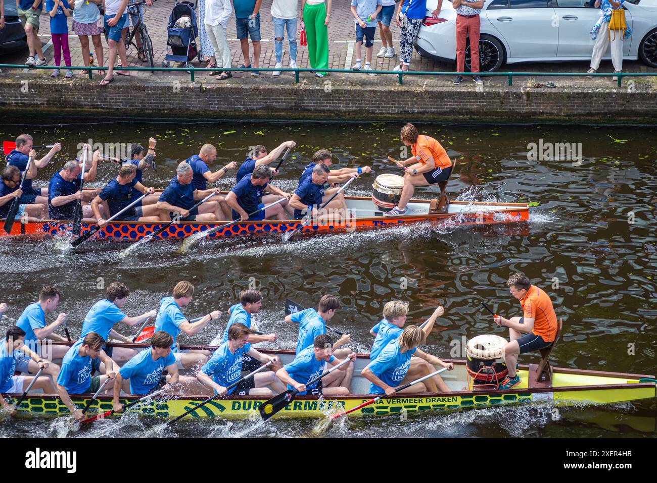29. 06. 2024 : Leyde, pays-Bas, COURSES traditionnelles DE BATEAUX-DRAGONS ROUGES dans le canal de Leyde, les équipes d'aviron s'affrontent dans les longs bateaux Banque D'Images