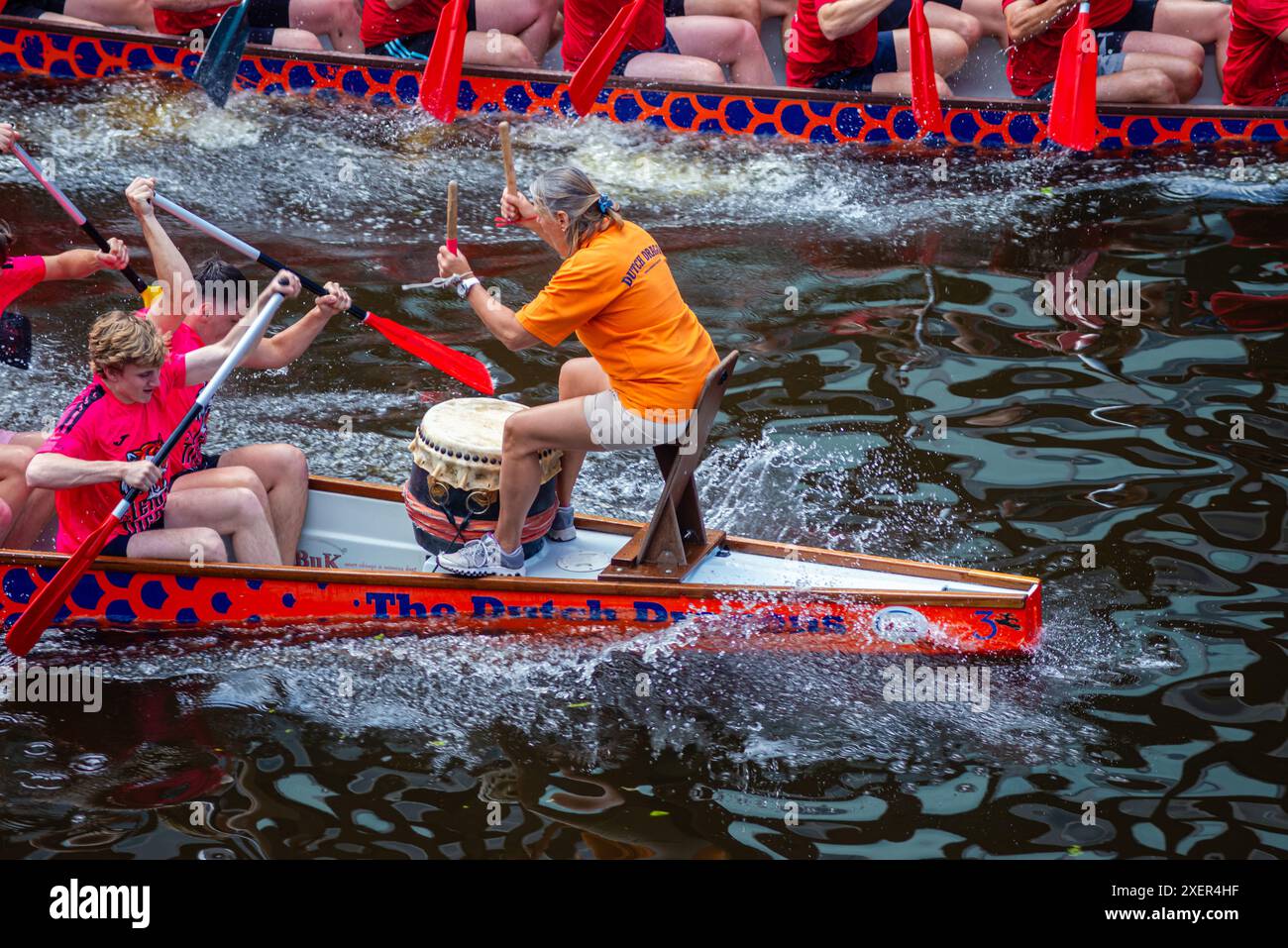 29. 06. 2024 : Leyde, pays-Bas, COURSES traditionnelles DE BATEAUX-DRAGONS ROUGES dans le canal de Leyde, les équipes d'aviron s'affrontent dans les longs bateaux Banque D'Images