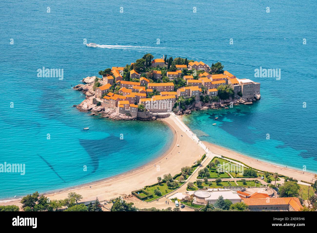 L'emblématique Sveti Stefan du Monténégro, une station balnéaire pittoresque mêlant charme traditionnel et eaux méditerranéennes turquoises. Banque D'Images