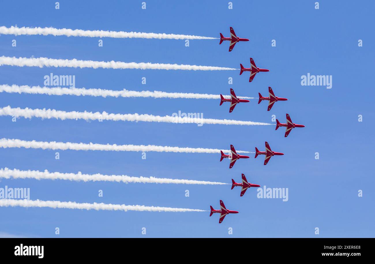 Shuttleworth, Biggleswade, Bedfordshire, Royaume-Uni. 29 juin 2024. L'équipe de voltige de la Royal Air Force, les Red Arrows, émerveillent la foule au Shuttleworth Festival of Flight 2024. Crédit : Stuart Robertson/Alamy Live News. Banque D'Images