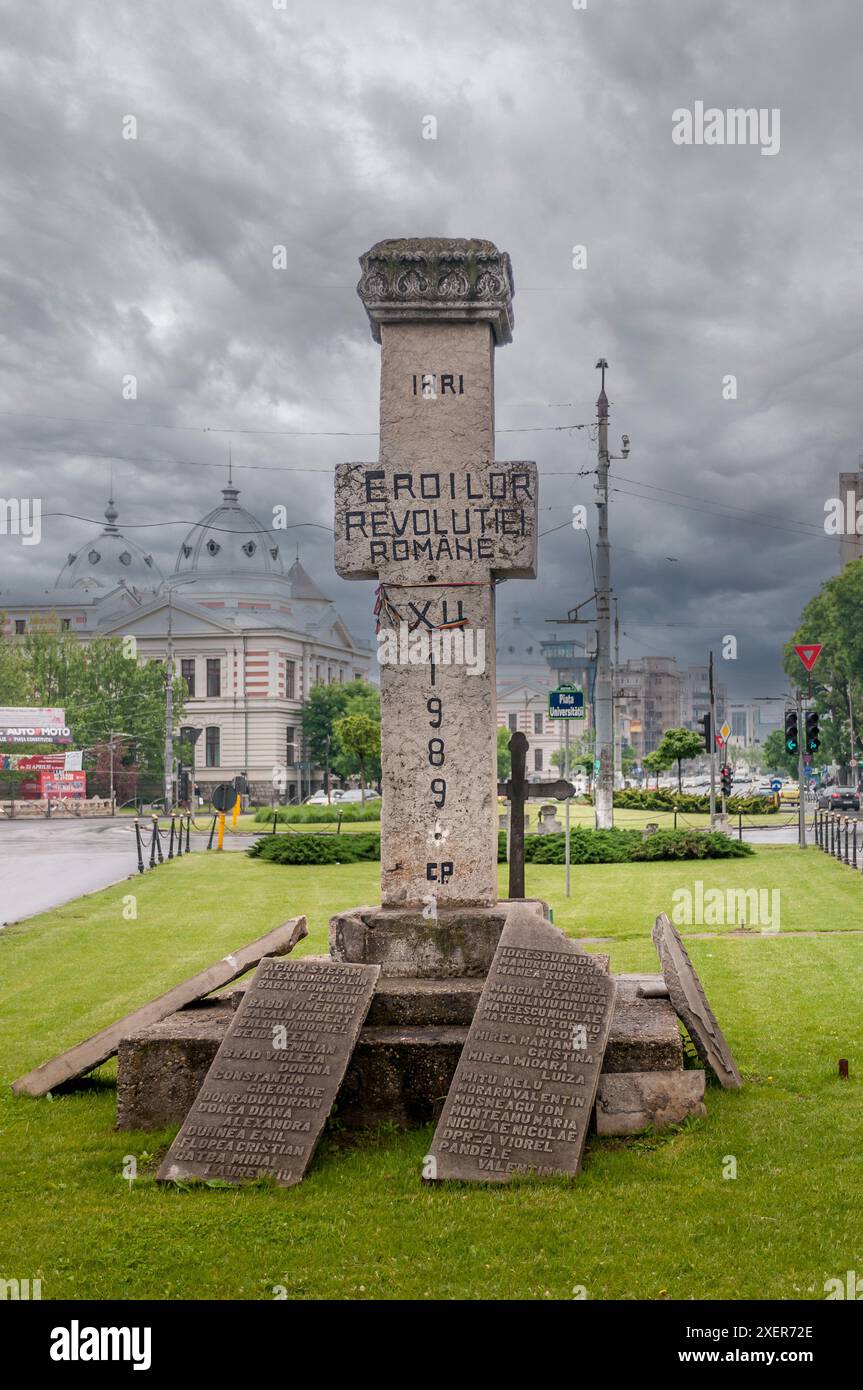Croix commémorative pour les héros de la révolution roumaine de 1989 à Bucarest, Roumanie Banque D'Images
