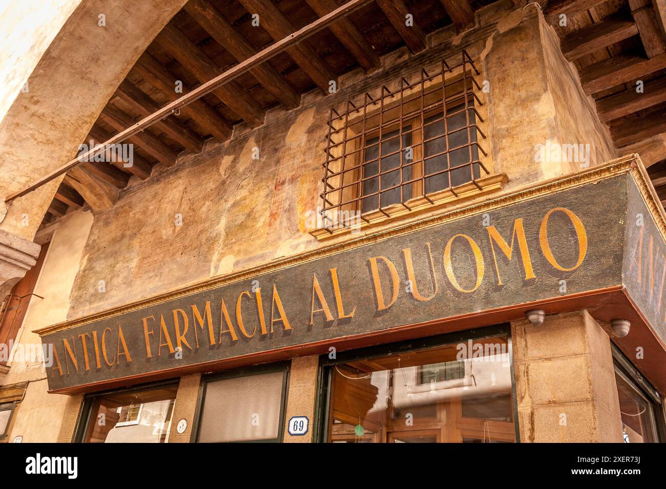 Gros plan du panneau historique d’Antica Farmacia al Duomo à Padoue, Vénétie, Italie, montrant la façade traditionnelle de l’un des plus anciens pharmaci de la ville Banque D'Images