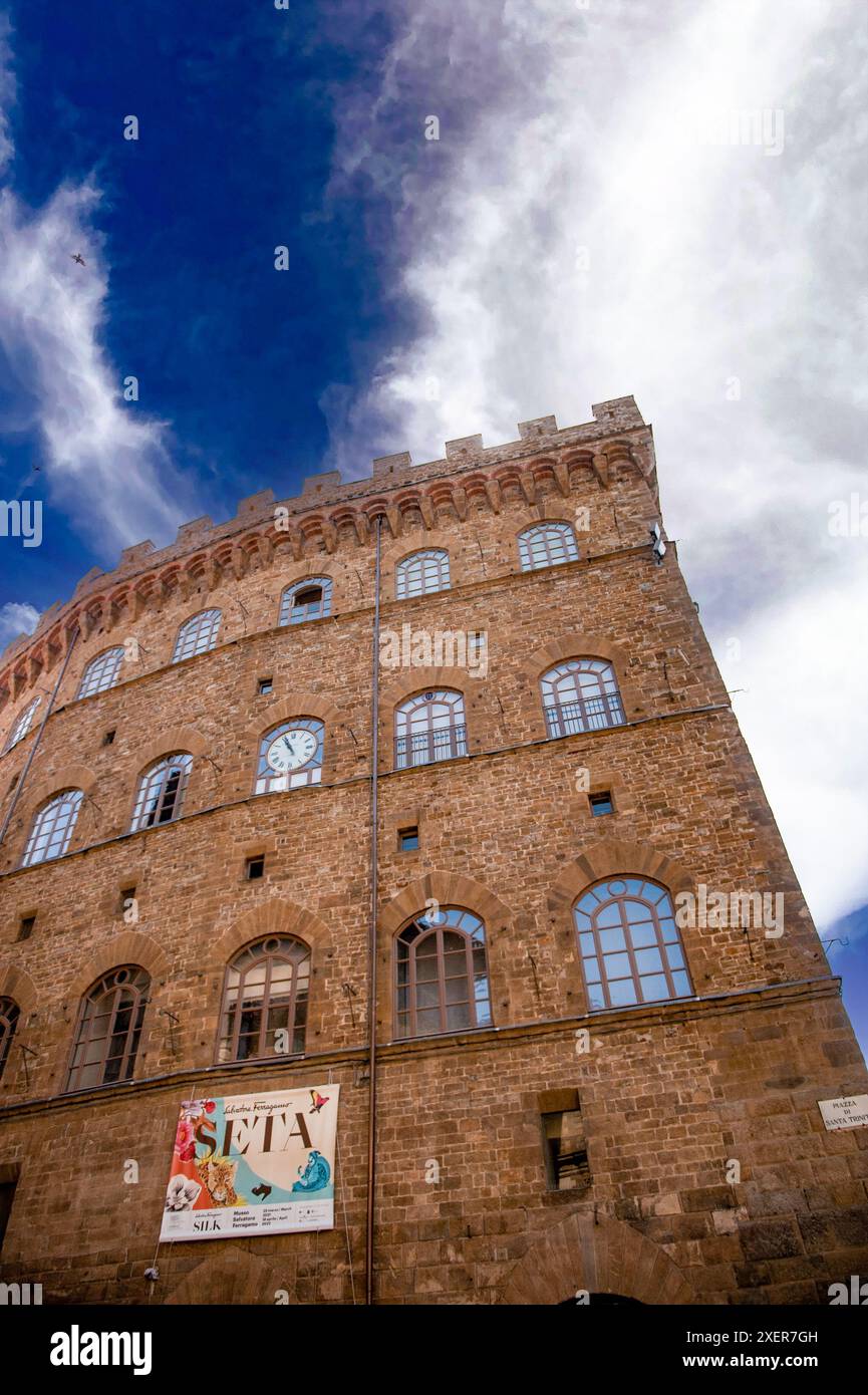 Vue du Palazzo Vecchio à Florence, Toscane, Italie, capturée sous un angle bas avec un ciel bleu spectaculaire et des nuages blancs. Banque D'Images