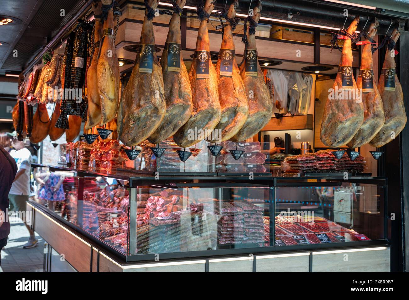 sur l'os serrano jambon accroché sur la place du marché Banque D'Images