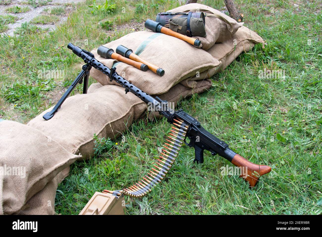 Mitrailleuse MG 34 allemande de la seconde Guerre mondiale et grenades à main à côté de sacs de sable Banque D'Images