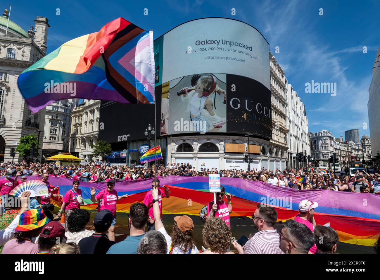 Londres, Royaume-Uni. 29 juin 2024. Un drapeau arc-en-ciel géant passe devant les écrans géants de Piccadilly Circus pendant Pride à Londres où des milliers de visiteurs sont attendus pour voir et prendre part. L'événement a commencé en 1972 comme une manifestation pour attirer l'attention sur la communauté LGBT. Les organisateurs initiaux, le Gay Liberation Front (GLF), ont déclaré que Pride à Londres est devenu excessivement commercialisé et dominé par les entreprises. Credit : Stephen Chung / Alamy Live News Banque D'Images