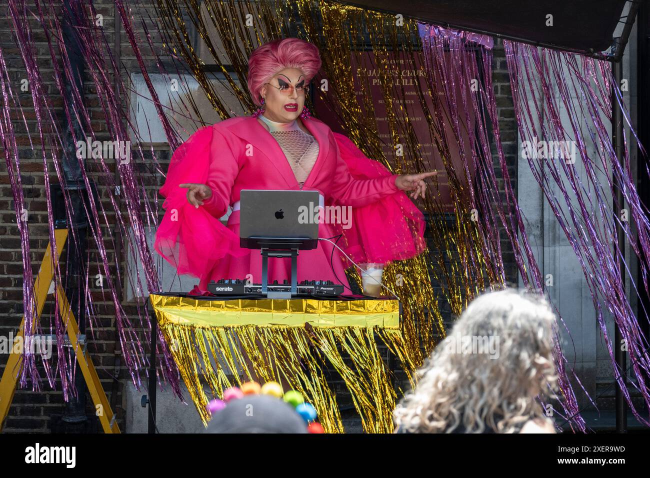 Londres, Royaume-Uni. 29 juin 2024. Un DJ drag queen divertit le public à Piccadilly pendant la Pride à Londres où des milliers de visiteurs sont attendus pour voir et prendre part. L'événement a commencé en 1972 comme une manifestation pour attirer l'attention sur la communauté LGBT. Les organisateurs initiaux, le Gay Liberation Front (GLF), ont déclaré que Pride à Londres est devenu excessivement commercialisé et dominé par les entreprises. Credit : Stephen Chung / Alamy Live News Banque D'Images