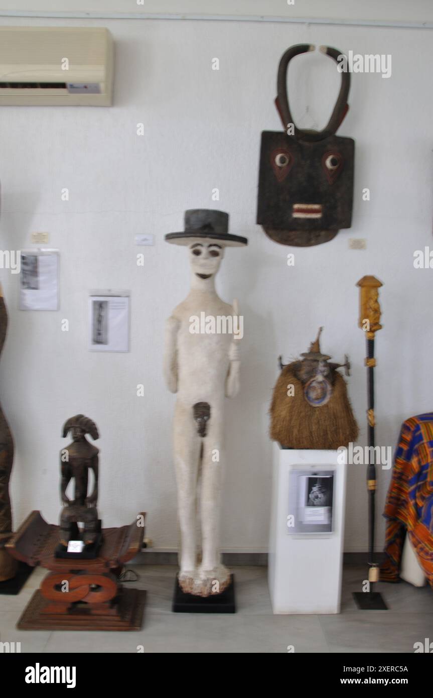 Assortiment d'objets traditionnels et culturels, Musée national, Lomé, Togo - figures humaines- textiles ; tabouret ; accrochage mural Banque D'Images