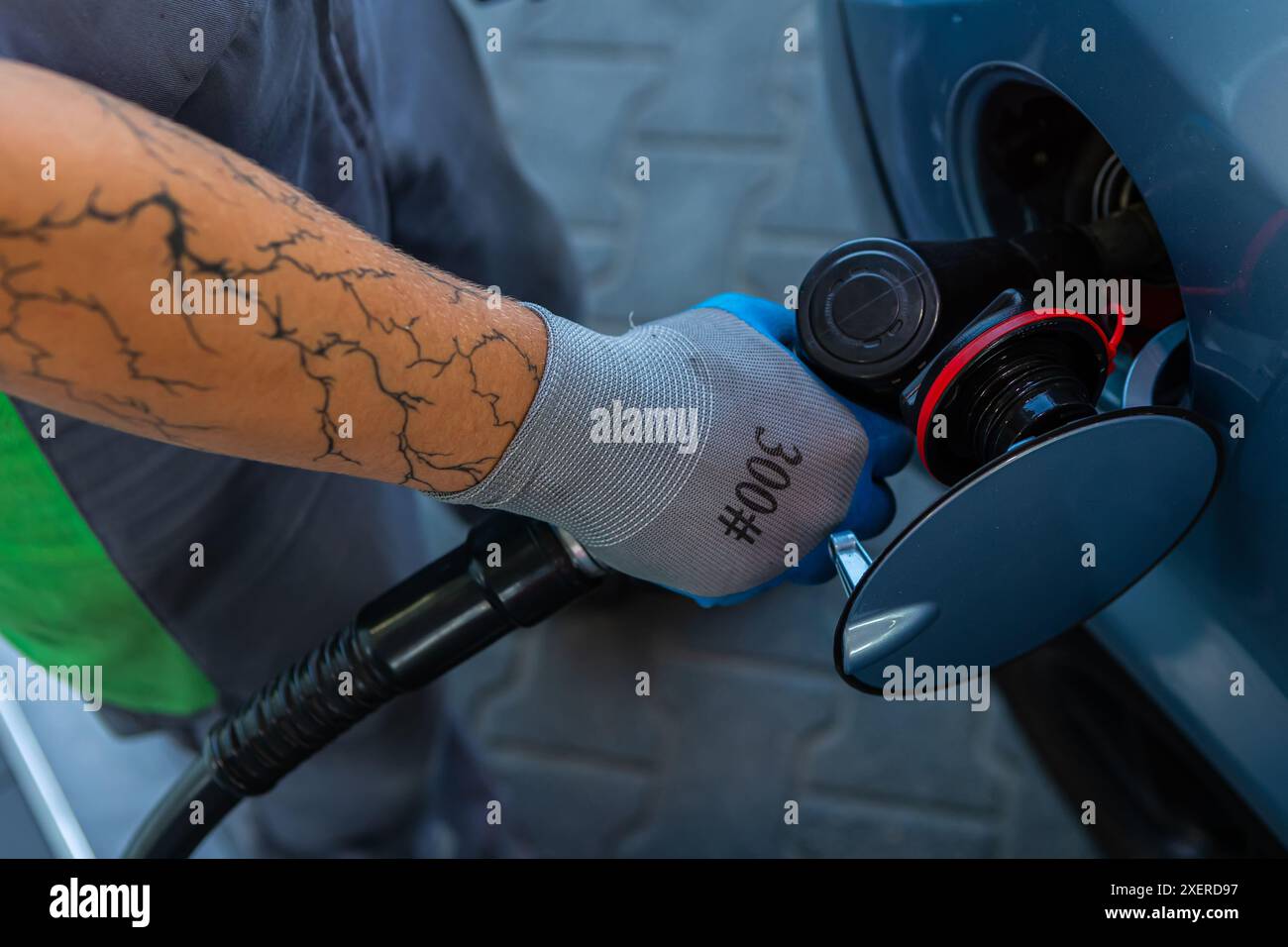Hand Man Refill and filling Oil Gas Fuel at station. Gun petrol in the tank to fill. Pumping gasoline fuel in car at gas station. Refueling automobile Banque D'Images