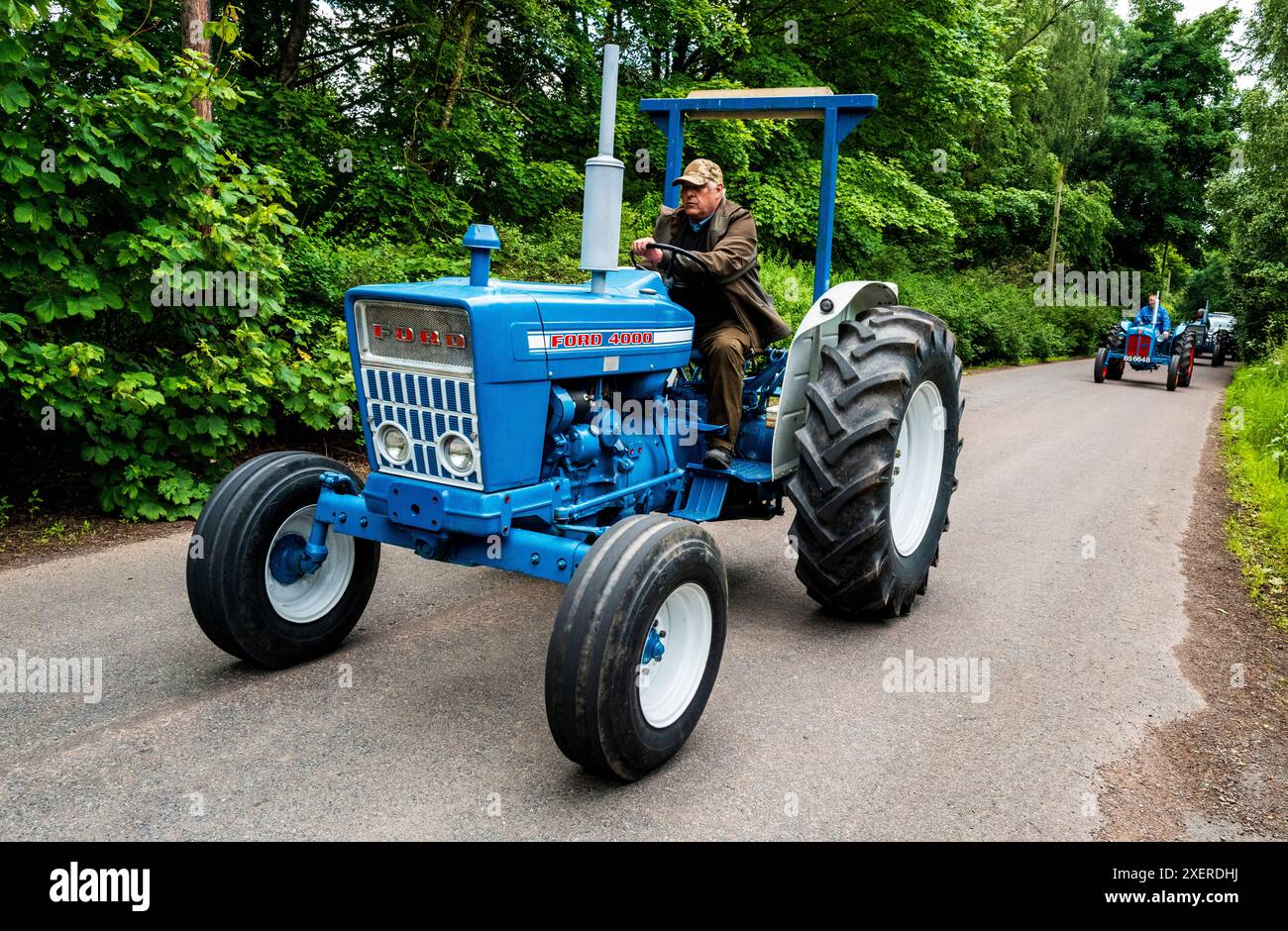 Tracteurs participant à un rassemblement caritatif amusant sur des routes de campagne dans le South Lanarkshire, en Écosse Banque D'Images