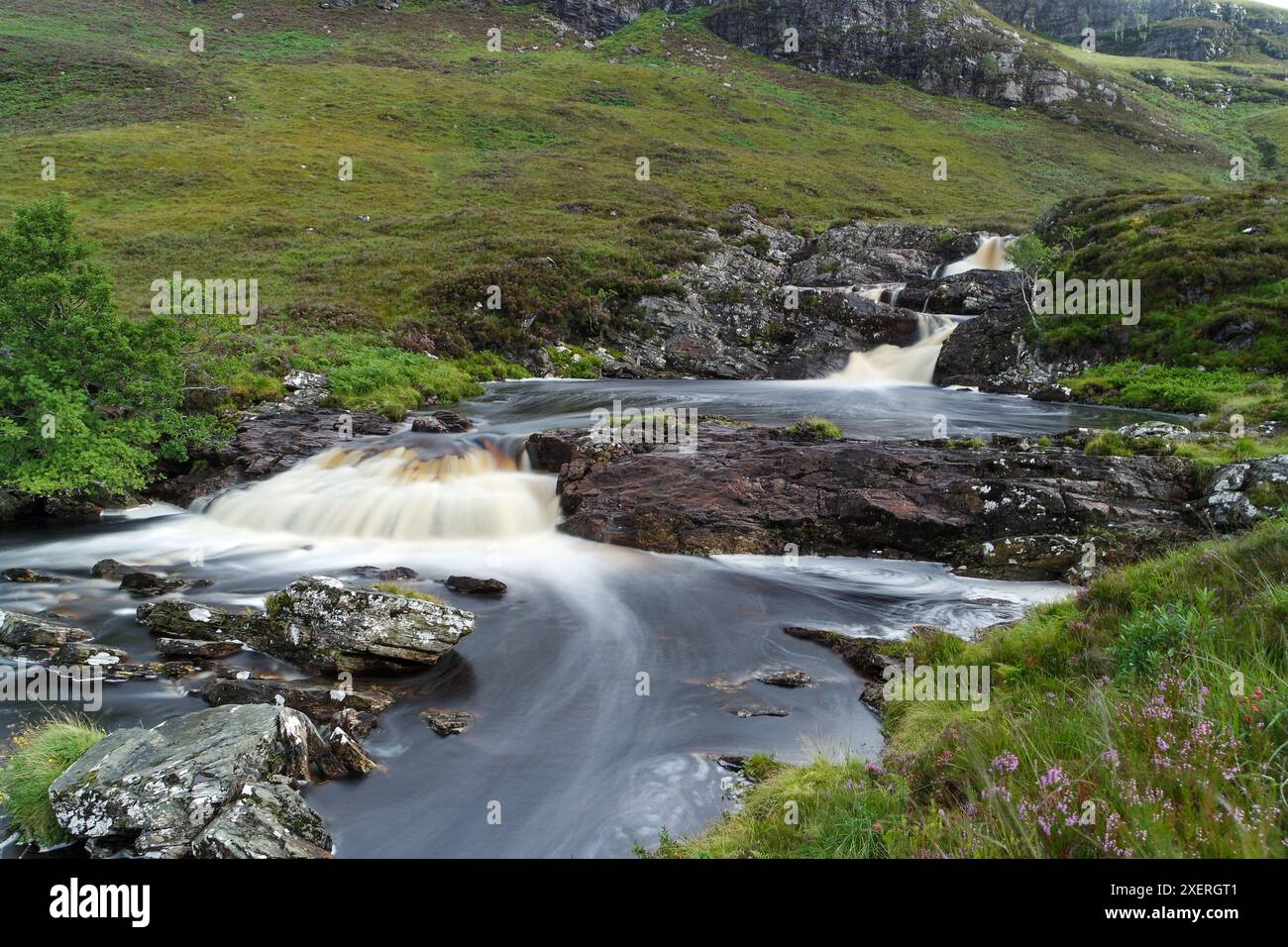 Une série majestueuse de cascades naturelles sur la rivière Dundonnell dans les Hoghlands écossais éloignés, qui font partie de la célèbre route touristique North Coast 500. Banque D'Images