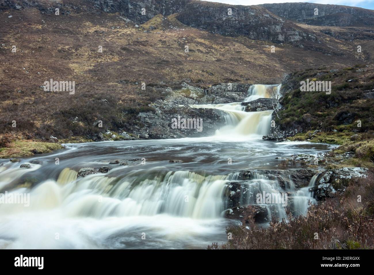 Une série majestueuse de cascades naturelles sur la rivière Dundonnell dans les Hoghlands écossais éloignés, qui font partie de la célèbre route touristique North Coast 500. Banque D'Images