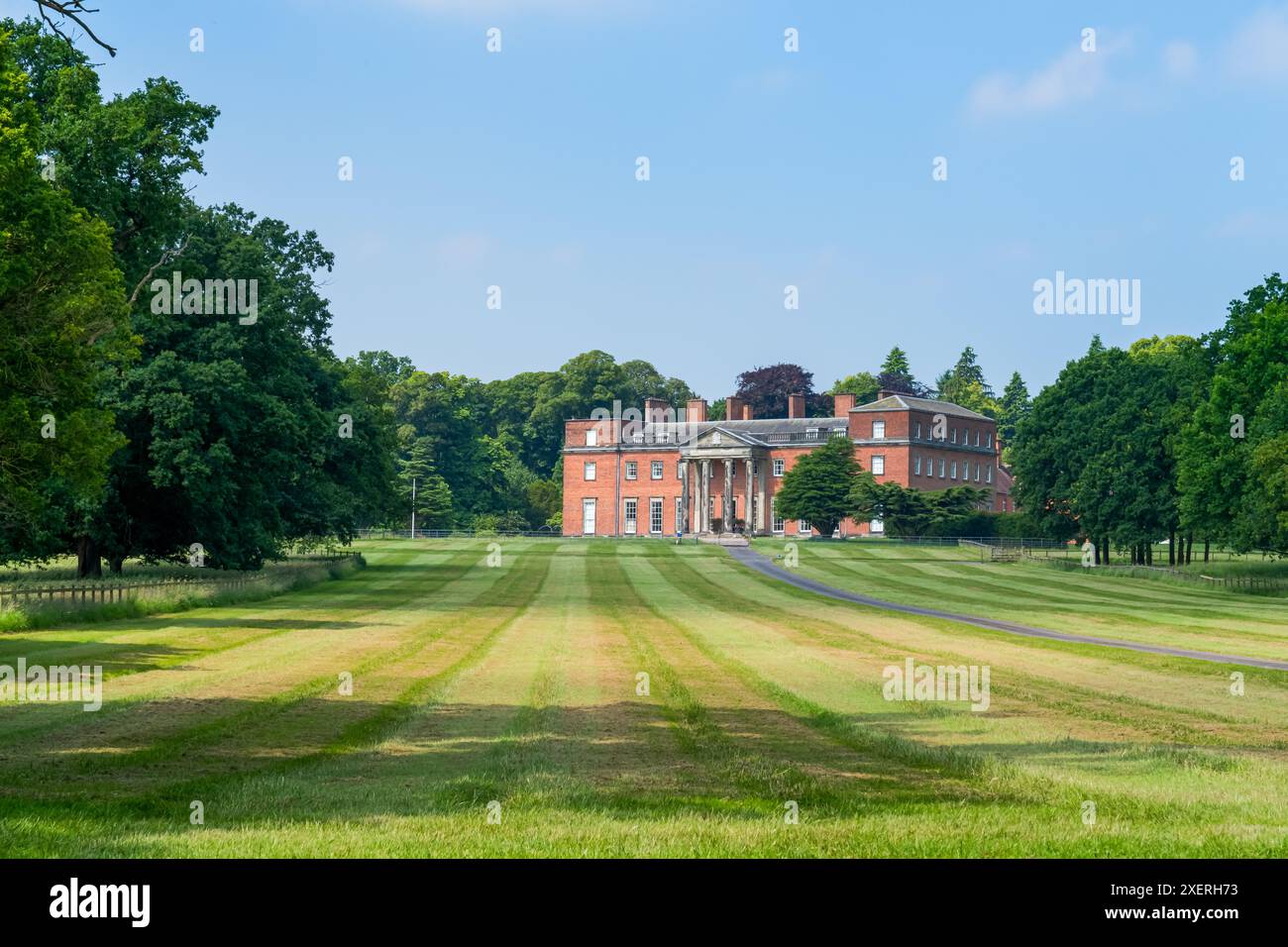 Une vue de Chillington Hall dans le Staffordshire, Royaume-Uni, avec pelouse rayée un jour d'été en orientation paysage Banque D'Images