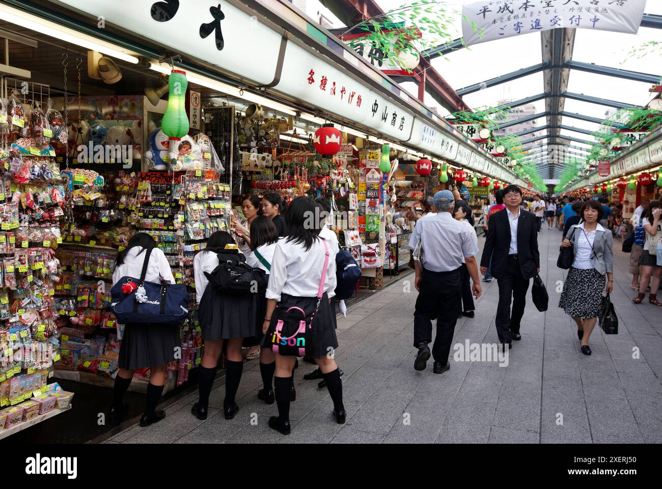 La rue Commerçante Nakamise, Asakusa, Tokyo, Japon. Banque D'Images