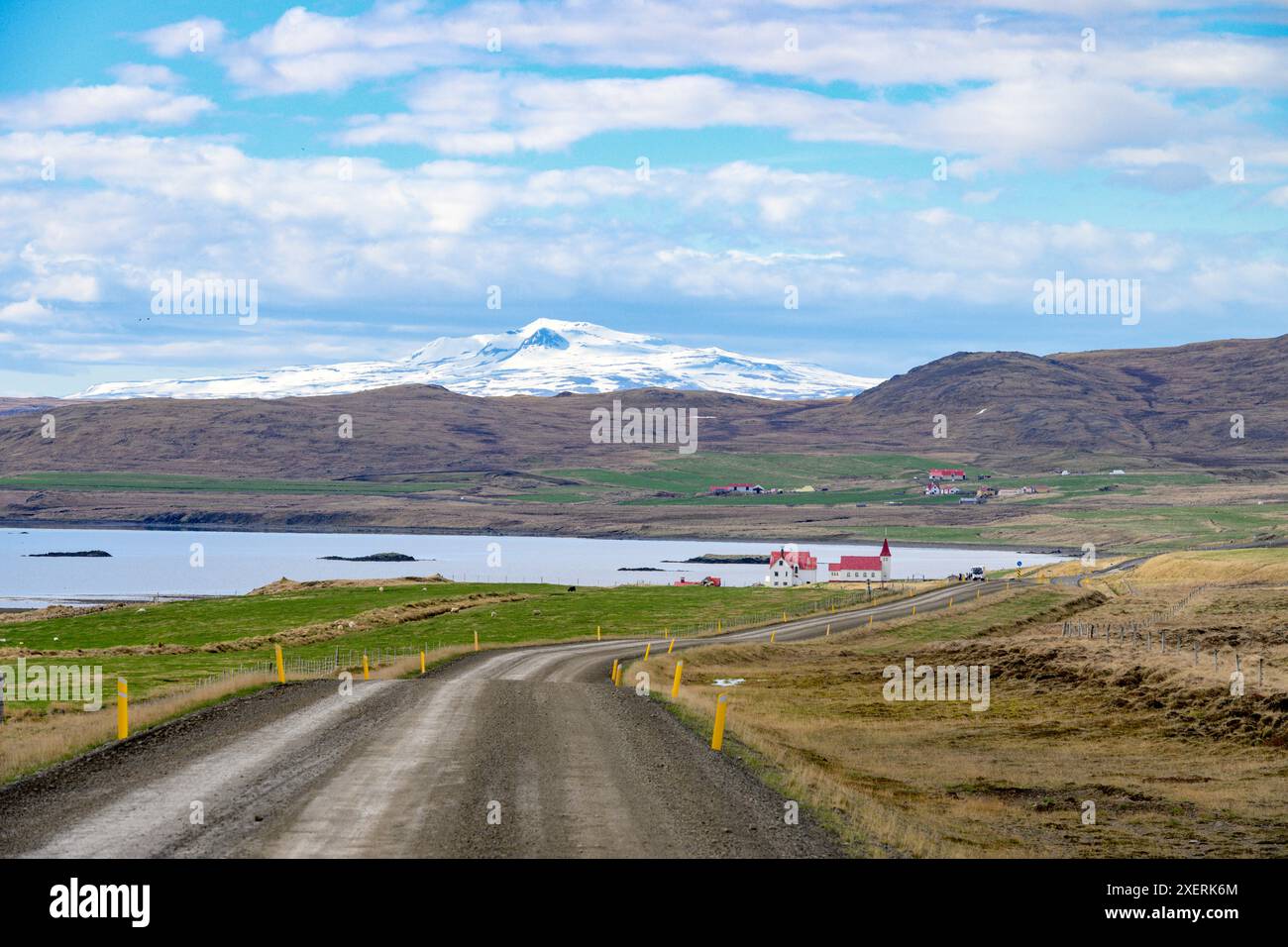 Église Prestbakki (Strandir, Westfjords) sur l'enge de Hrútafjörður et la route 68, Islande. Dans le fond lointain se trouve Arnarvatnsheidi. Banque D'Images