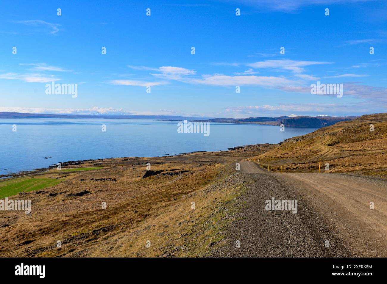 Aperçu de Hrutafjordur et de la route 68, Westfjords, Islande en mai. Banque D'Images