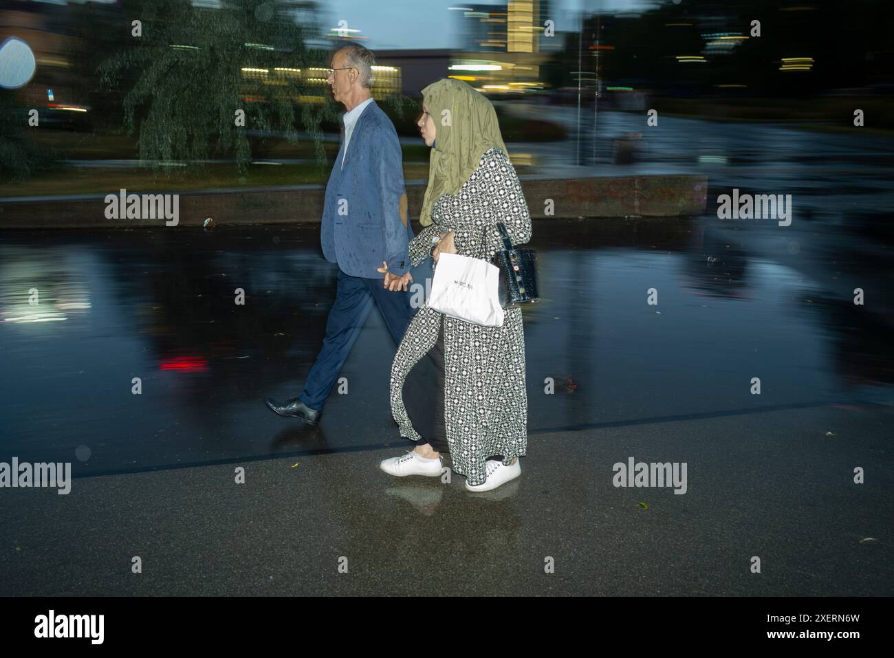 Varsovie, Pologne. 28 juin 2024. Un homme et une femme portant un foulard de haie sont vus se tenant la main à Varsovie, en Pologne, le 28 juin 2024. (Photo de Jaap Arriens/Sipa USA) crédit : Sipa USA/Alamy Live News Banque D'Images