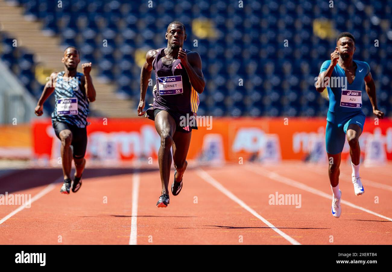 HENGELO - Taymir Burnet lors de la demi-finale 200 mètres lors de la deuxième journée des Championnats nationaux d'athlétisme dans le stade FBK. ANP IRIS VAN DEN BROEK Banque D'Images