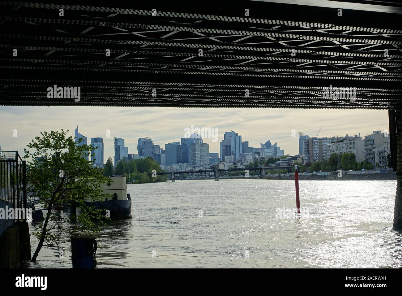 Le quartier d'affaires de la Défense, près de Paris, vu des quais de Seine Banque D'Images