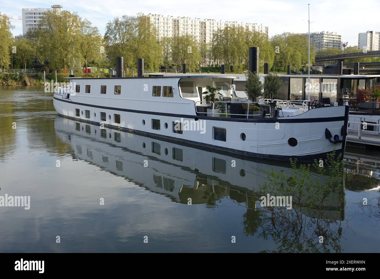 Une barge habitée dans le port d'Asnières, près de Paris Banque D'Images