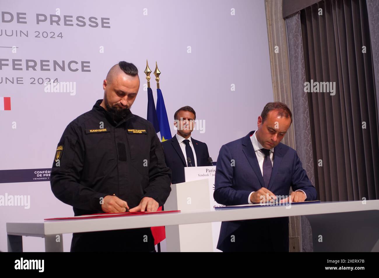 Le ministre français de la Défense Lecornu signe un accord avec son homologue ukrainien sous l’œil attentif du président français Emmanuel Macron Banque D'Images