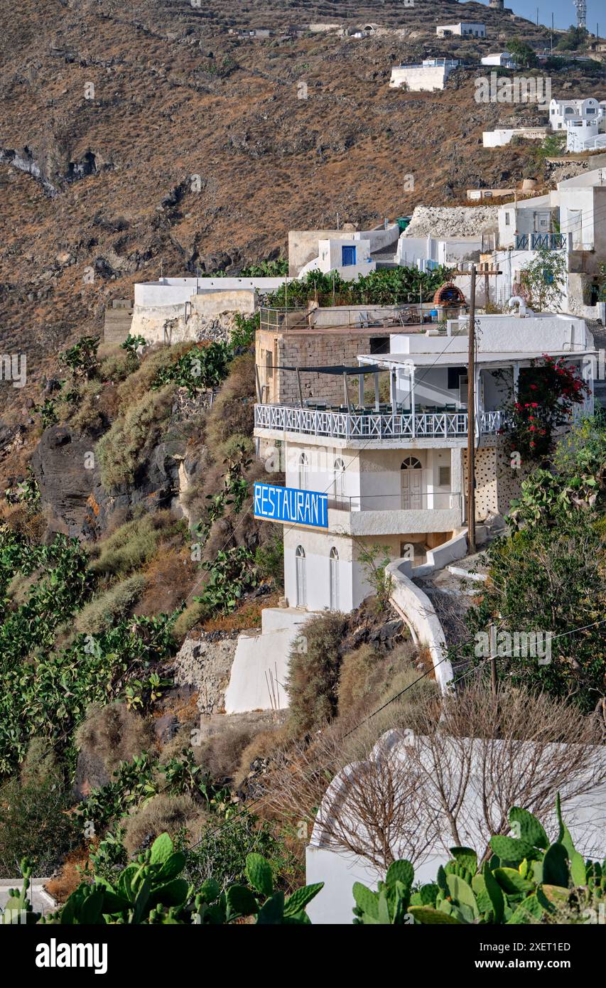 Terrasse de Panorama Resto dans le village de Manolas. Thirasia, Îles Cyclades, Grèce. Banque D'Images