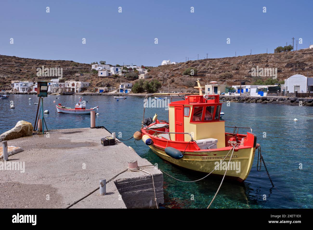Bateaux de pêche dans le port de Riva. Thirasia, Îles Cyclades, Grèce. Banque D'Images