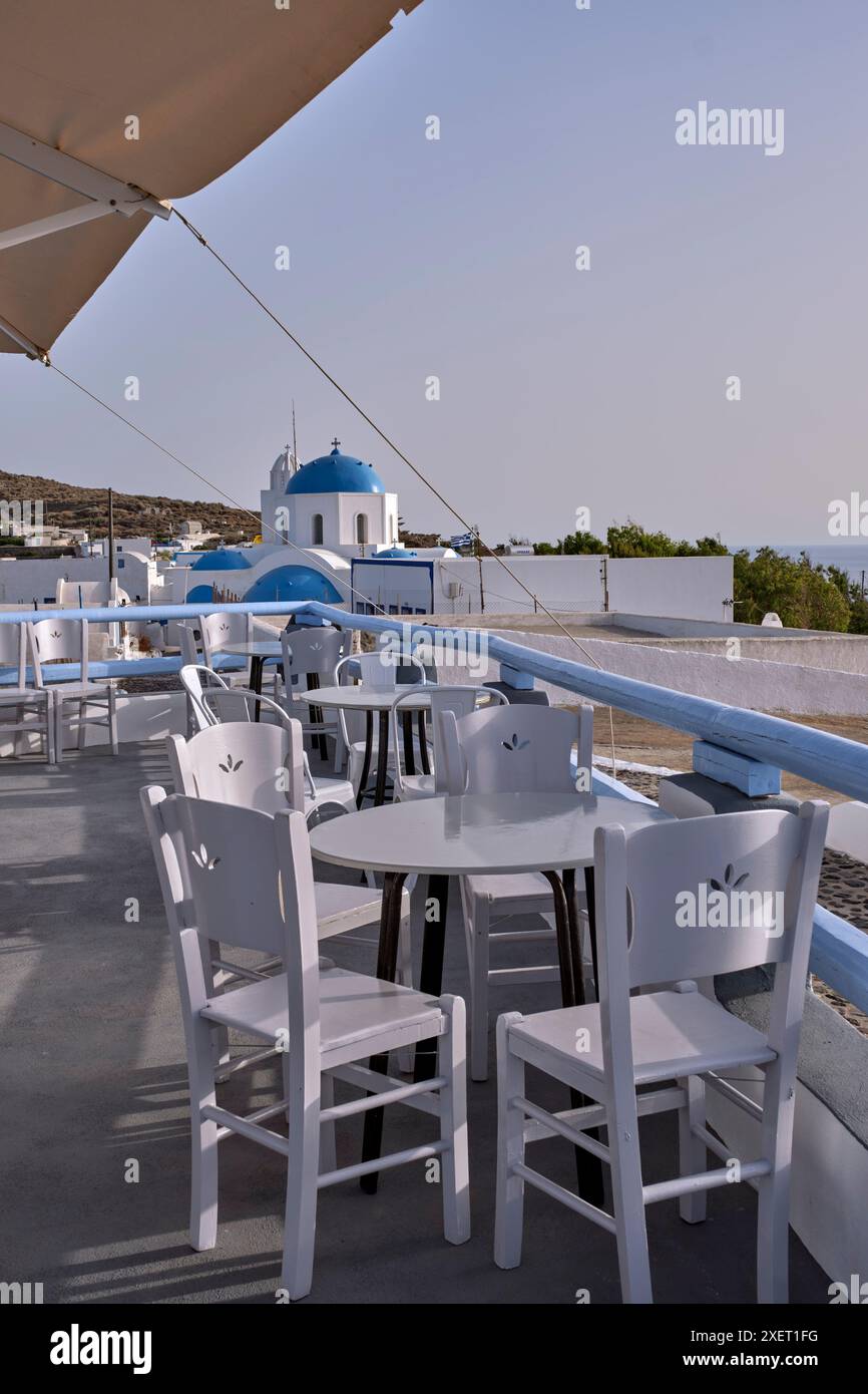 Terrasse de café et église dans le village de Manolas. Thirasia, Îles Cyclades, Grèce. Banque D'Images