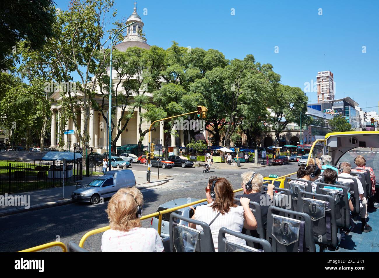 Bus touristique Visite de la ville. Plaza General Manuel Belgrano. Buenos Aires. Argentine. Banque D'Images