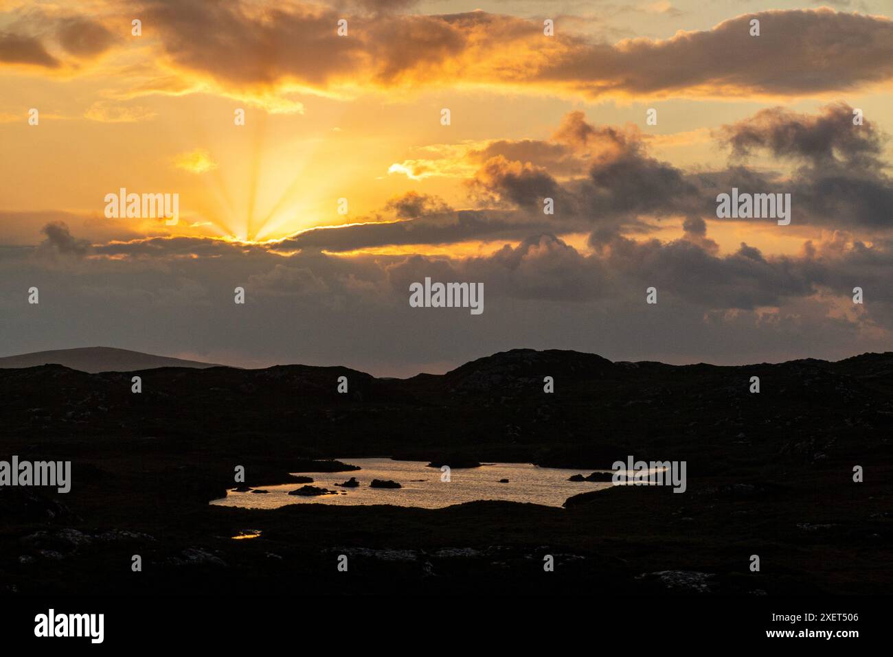 Un magnifique coucher de soleil sur les lochs d'Assynt dans le nord de l'Écosse Banque D'Images