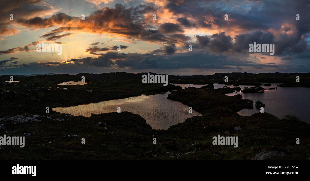 Un magnifique coucher de soleil sur les lochs d'Assynt dans le nord de l'Écosse Banque D'Images