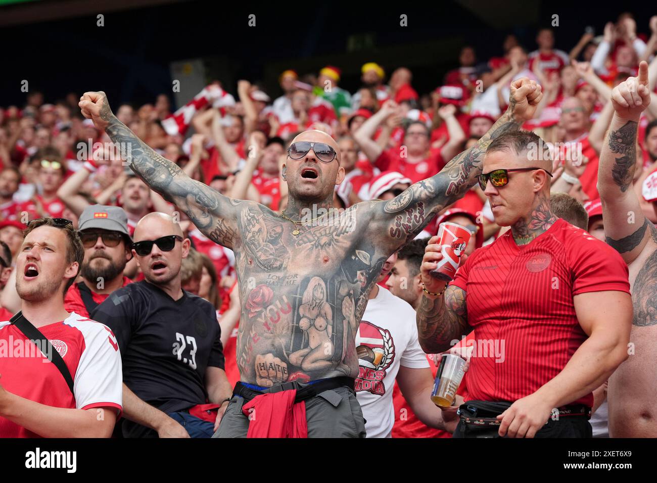 Les supporters danois dans les tribunes avant la manche de l'UEFA Euro 2024 du 16e match au BVB Stadion Dortmund à Dortmund, en Allemagne. Date de la photo : samedi 29 juin 2024. Banque D'Images