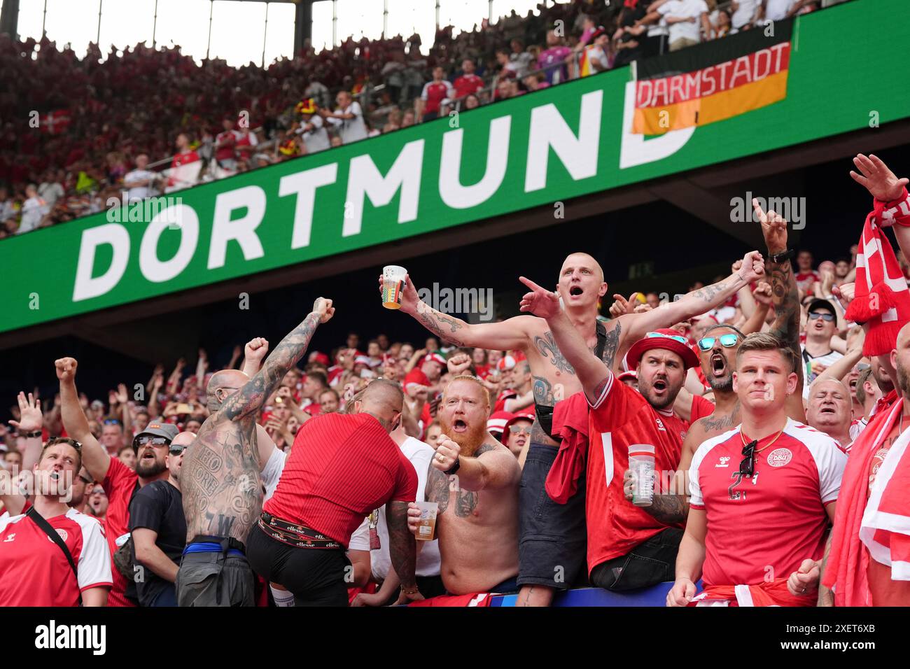 Les supporters danois dans les tribunes avant la manche de l'UEFA Euro 2024 du 16e match au BVB Stadion Dortmund à Dortmund, en Allemagne. Date de la photo : samedi 29 juin 2024. Banque D'Images