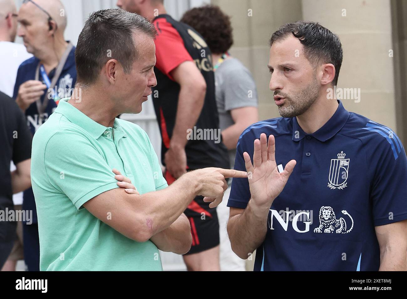 Freiberg, Allemagne. 29 juin 2024. L'ancien joueur et consultant Gilles de Bilde et l'entraîneur-chef belge Domenico Tedesco ont photographié lors d'un moment de presse informel de quelques joueurs de l'équipe nationale belge de football Red Devils, samedi 29 juin 2024 à leur camp de base à Freiberg am Neckar, Allemagne, lors des Championnats d'Europe de football UEFA Euro 2024. Lundi, les Diables rouges rencontreront la France dans le Round of 16. BELGA PHOTO BRUNO FAHY crédit : Belga News Agency/Alamy Live News Banque D'Images