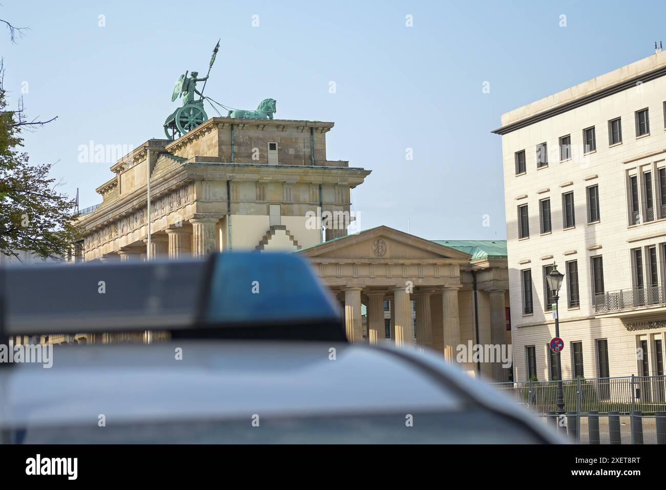 Berlin, Deutschland 29. Juni 2024 : Polizei-Blaulicht vor dem Brandenburger Tor Berlin *** Berlin, Allemagne 29 juin 2024 feu bleu de police devant la porte de Brandebourg Berlin Copyright : xFotostandx/xReuhlx Banque D'Images