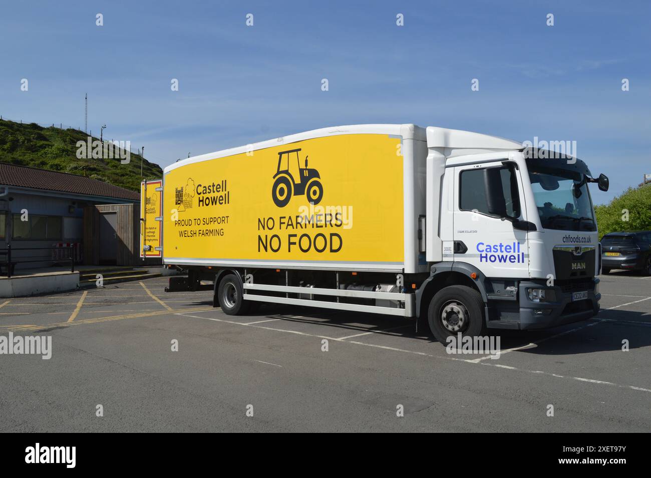 No Farmers No Food Lorry de Castell Howell livrant au restaurant Lighthouse de Bracelet Bay. Swansea, pays de Galles, Royaume-Uni. 16 mai 2024. Banque D'Images