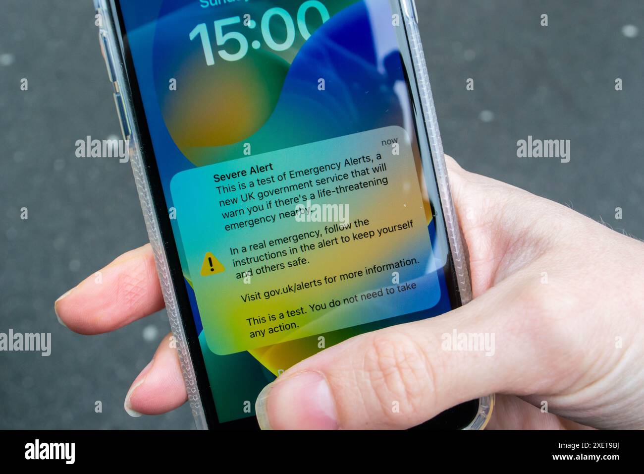 Test du système d'alertes d'urgence au Royaume-Uni qui se déroulera sur un iphone à 15h00 le dimanche 23 avril 2023 Banque D'Images