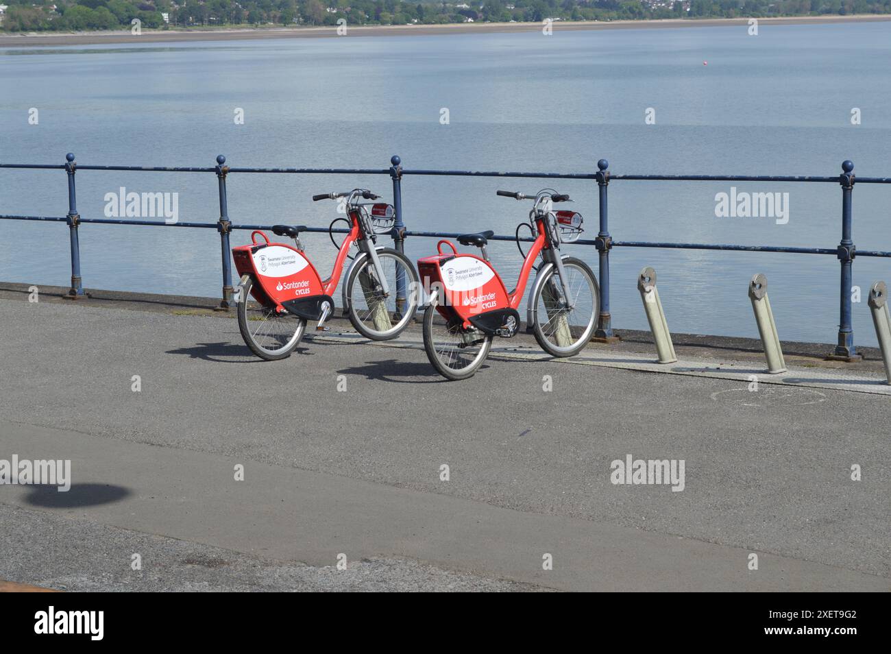 Deux vélos Santander garés près des balustrades de la promenade à Mumbles. Swansea, pays de Galles, Royaume-Uni. 16 mai 2024. Banque D'Images