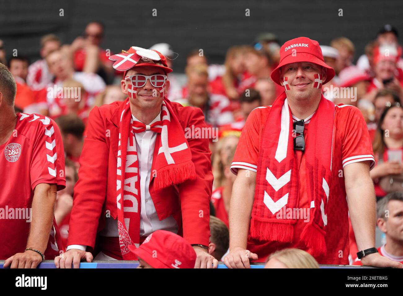 Les supporters danois à l'intérieur du BVB Stadion Dortmund à Dortmund, en Allemagne, avant la manche de 16 de l'UEFA Euro 2024 entre l'Allemagne et le Danemark. Date de la photo : samedi 29 juin 2024. Banque D'Images