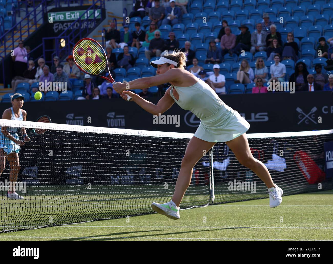 Eastbourne, East Sussex, Royaume-Uni. 29 juin 2024 ; Devonshire Park, Eastbourne, East Sussex, Angleterre : Rothesay International Eastbourne, jour 6, Gabriela Dabrowski (CAN) joue un revers contre Lyudmyla Kichenok (UKR) et Jelena Ostapenko (LAT) dans le double match final féminin crédit : action plus Sports images/Alamy Live News Banque D'Images